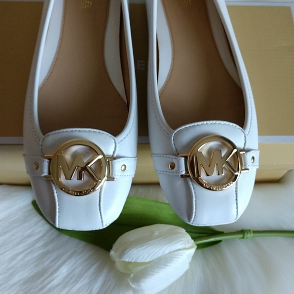 Size 7.5💕BEAUTIFUL MICHAEL KORS SHOES - Picture 2 of 8